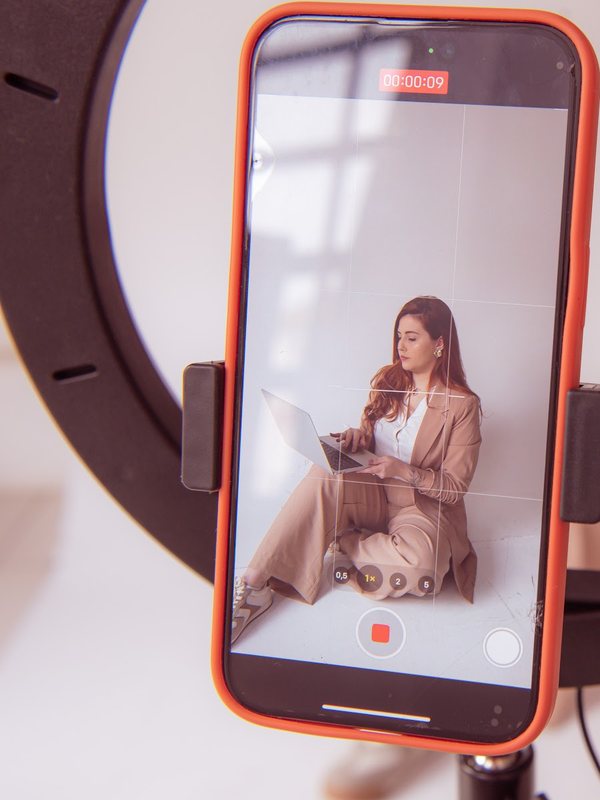 Celular em um ring light filmando a Duda