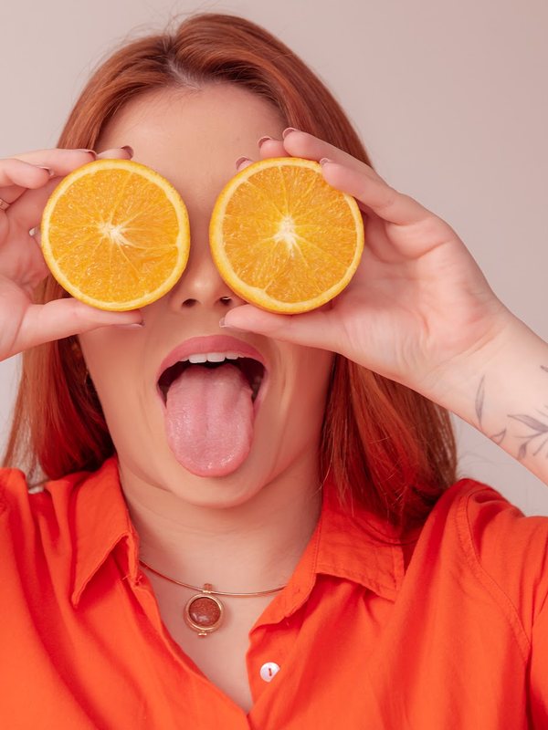 Duda brincando com fatias de laranja nos olhos